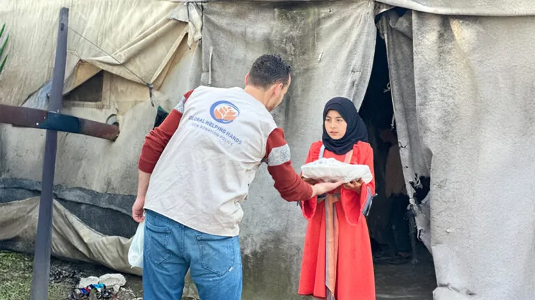 Person receiving food assistance as part of fidyah compensation program