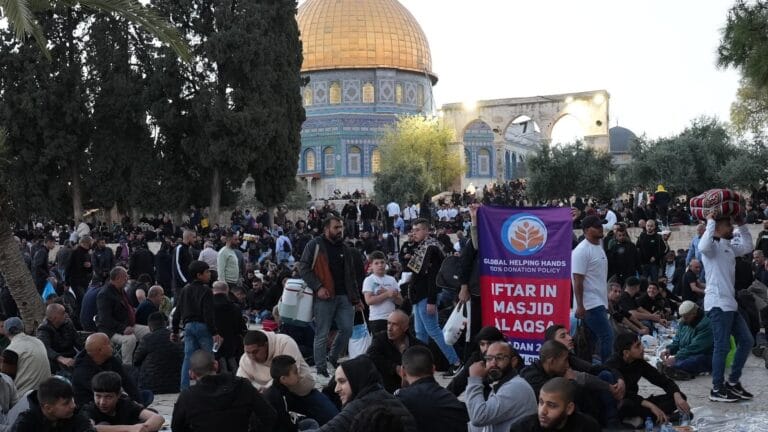 Iftar in Masjid Al Aqsa photo, 4 of 5