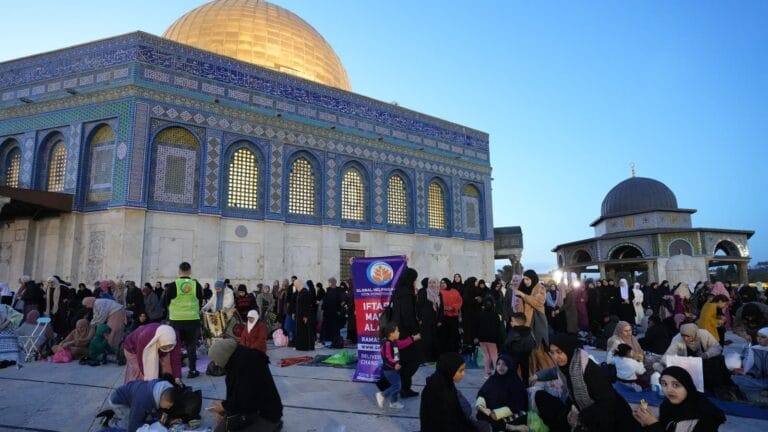 Iftar in Masjid Al Aqsa photo, 3 of 5